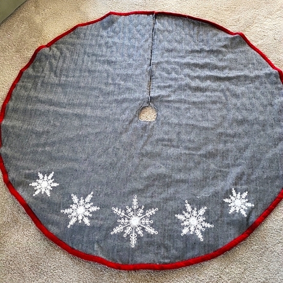 Other - Christmas Tree Skirt With Snowflakes Gray Red 55"‎